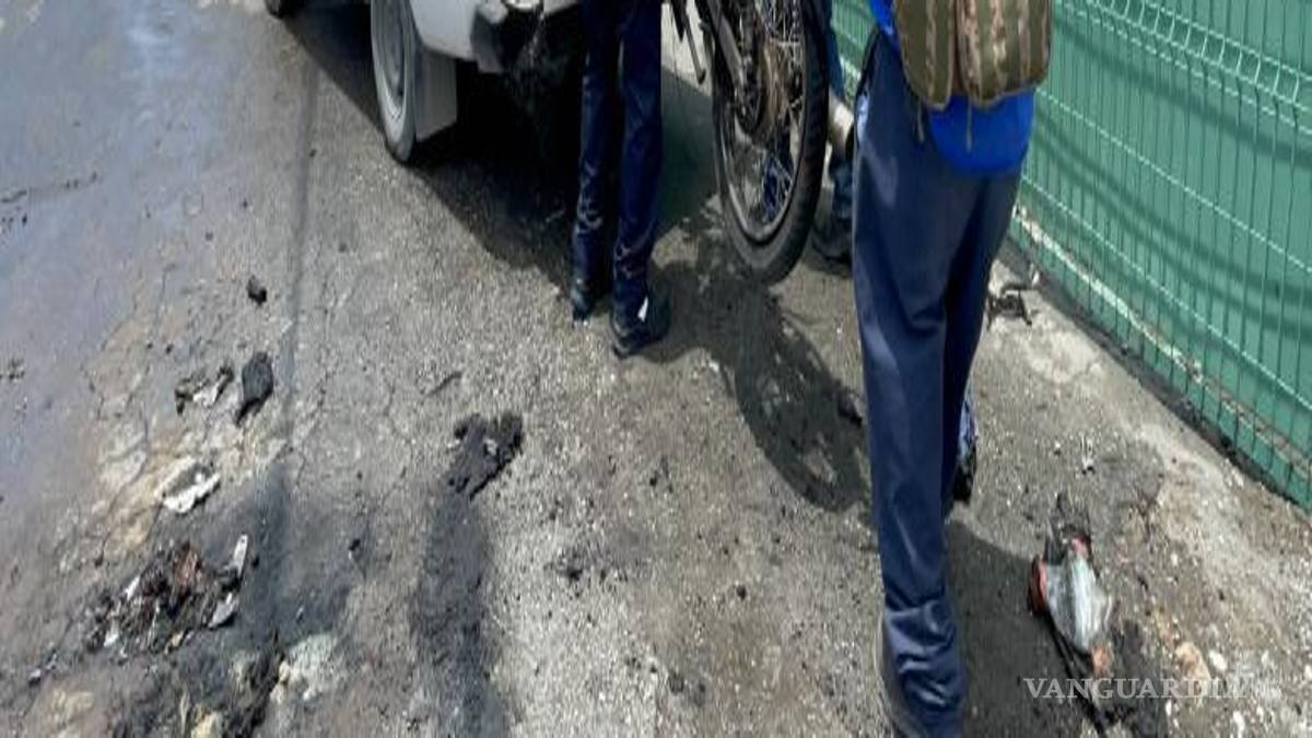 $!El trabajador resultó con quemaduras leves tras el incendio de la unidad, por lo que fue auxiliado en el lugar mientras sus compañeros acudían para brindarle apoyo.