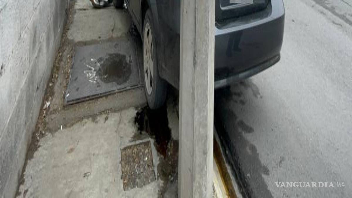 $!El conductor, de 43 años, fue auxiliado por paramédicos luego de resultar lesionado tras el fuerte impacto contra infraestructura de una compañía telefónica.