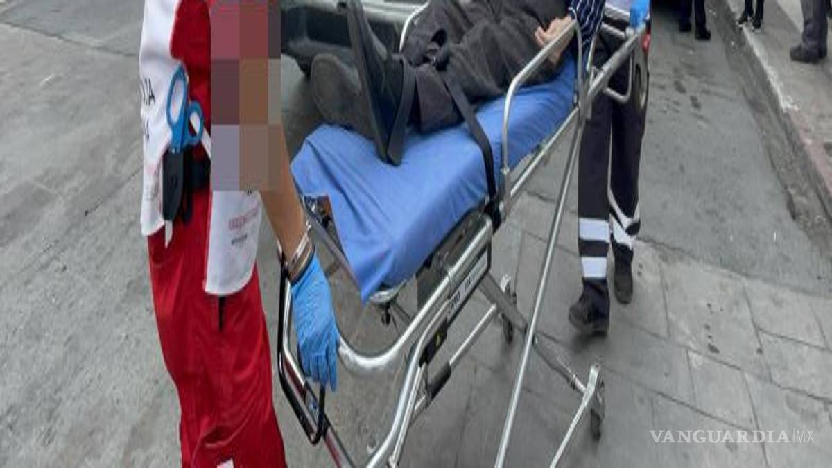 $!Irma también fue llevada al ISSSTE luego de resultar lesionada en el accidente registrado en el Centro de Saltillo.