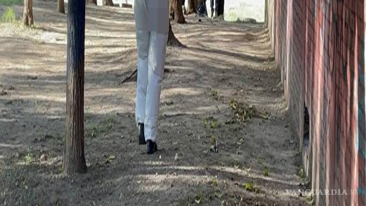 $!Tras concluir las diligencias periciales en el Parque Hundido “El Pozo”, el cuerpo fue trasladado al Servicio Médico Forense para la práctica de los estudios correspondientes y continuar con el procedimiento legal.