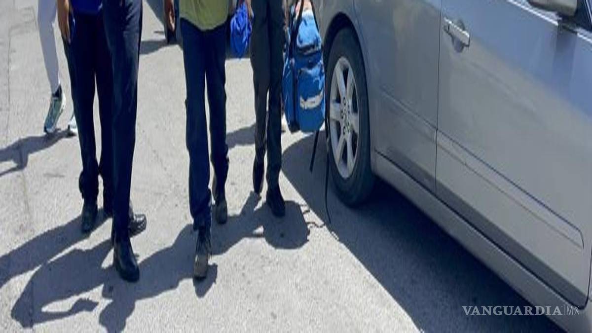 $!Paramédicos del SAMU atendieron al conductor del camión y al propietario del domicilio afectado, quien presentó una crisis nerviosa tras observar los daños ocasionados por el accidente.