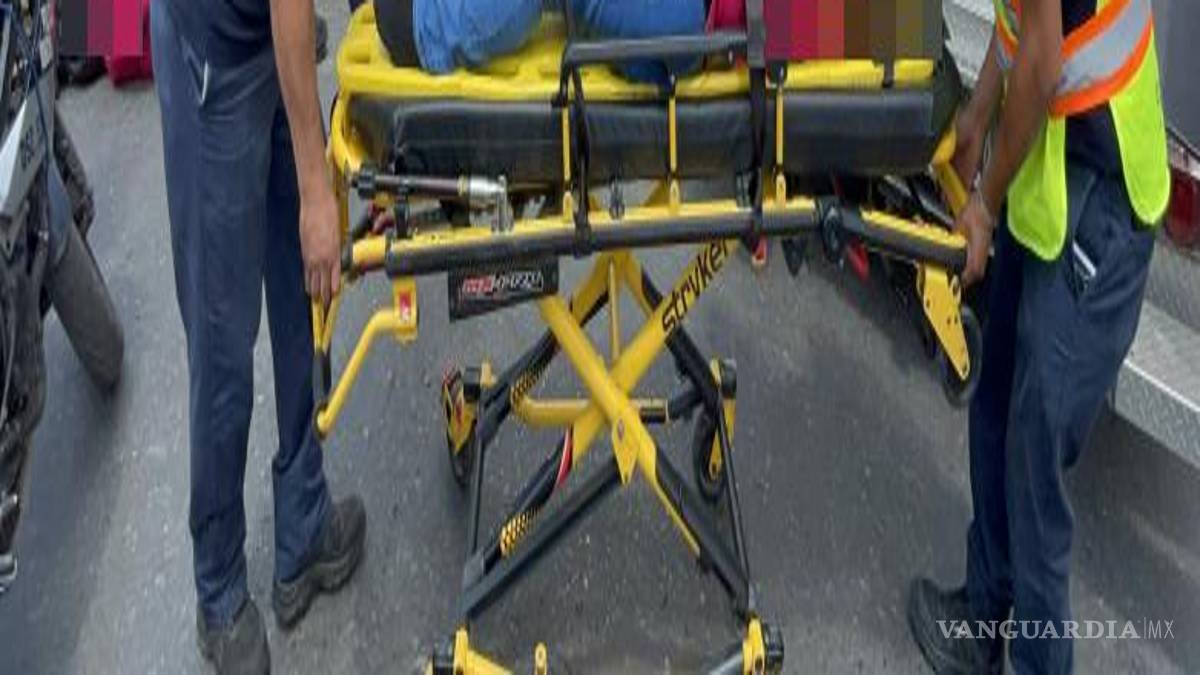 $!Paramédicos de la Secretaría de Salud y elementos del Cuerpo de Bomberos brindaron atención prehospitalaria a las personas lesionadas, mientras autoridades municipales resguardaban la zona del percance.