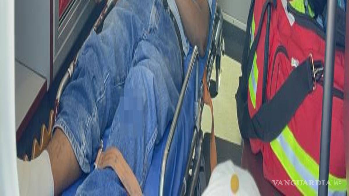 $!Paramédicos de la Cruz Roja brindaron atención médica al menor lesionado, quien presentaba diversas excoriaciones y una probable fractura en el brazo derecho tras el accidente.