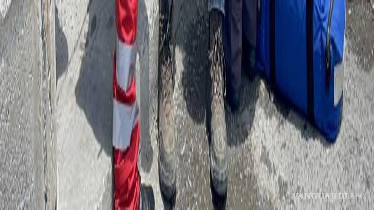 $!El conductor del automóvil, identificado como Nahin Antonio ¨N¨, presentó lesiones leves, aunque decidió permanecer en el sitio sin requerir traslado a un hospital.