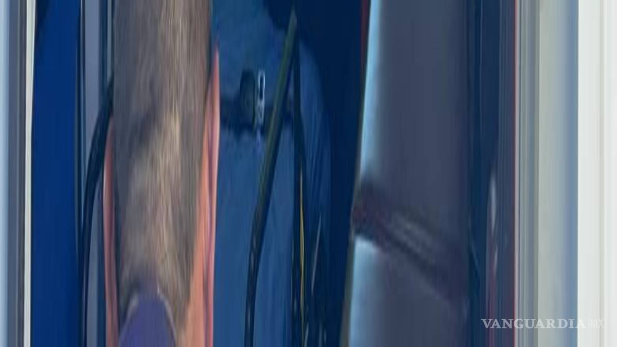 $!Paramédicos valoraron al conductor en el lugar de los hechos, descartando lesiones de gravedad, por lo que no fue necesario su traslado a un hospital.