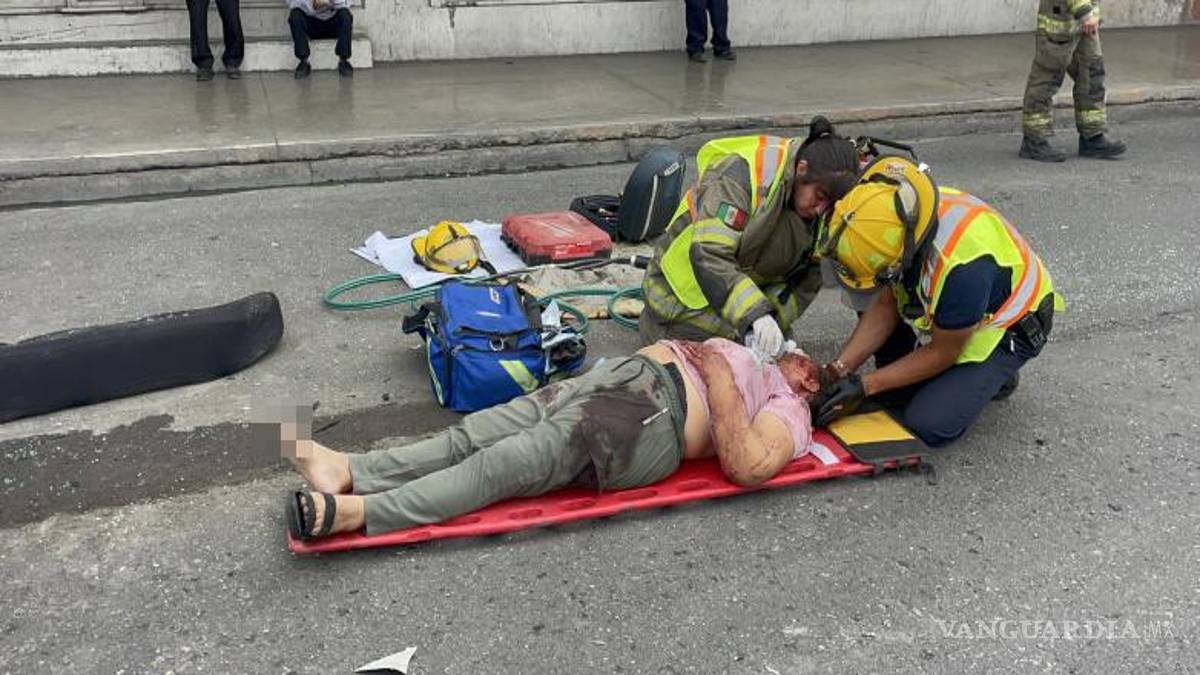 $!Elementos del Honorable Cuerpo de Bomberos realizaron maniobras especializadas para rescatar a una mujer de 63 años que quedó atrapada dentro del vehículo, mientras paramédicos permanecían atentos para brindarle atención médica inmediata.