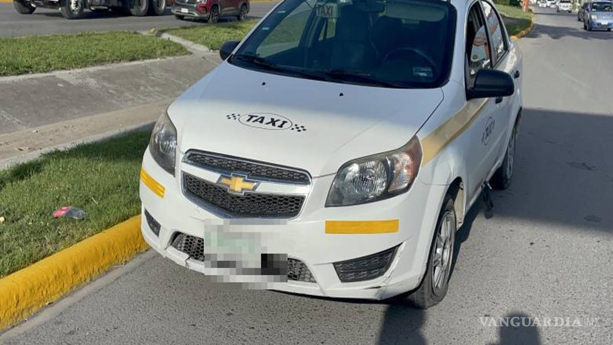 $!El taxi sufrió daños en la parte frontal al impactar los muros de concreto que quedaron sobre los carriles.