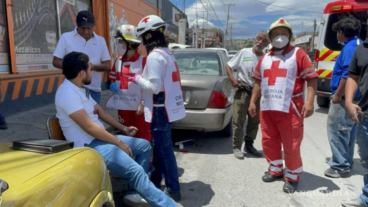 Ignora alto, provoca carambola y voltea ambulancia en Centro de Saltillo