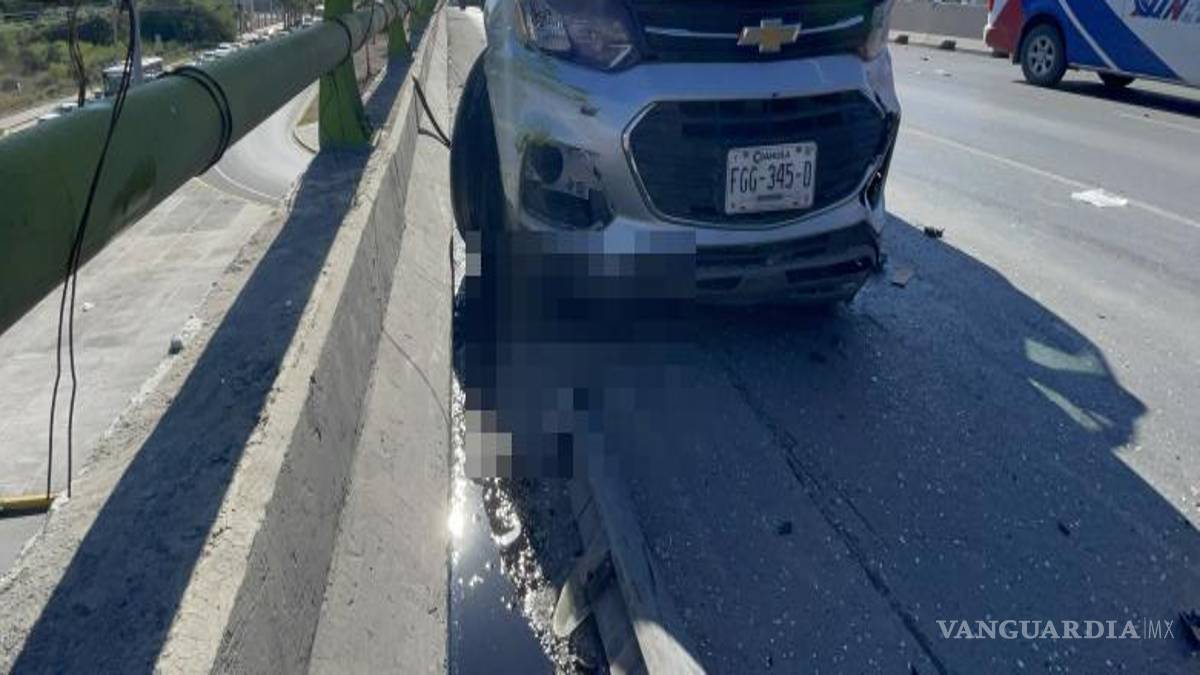$!La camioneta Chevrolet Trax resultó afectada después de ser alcanzada por el automóvil que perdió el control tras un presunto cierre de circulación en el puente vehicular.