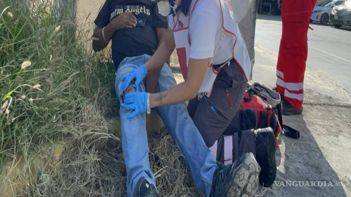 $!Paramédicos de la Cruz Roja atendieron a los conductores involucrados en el accidente y descartaron lesiones de gravedad, por lo que ambos permanecieron en el lugar durante las diligencias.
