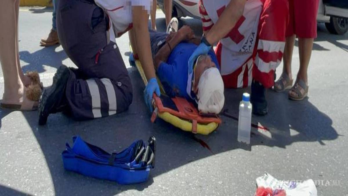 $!Paramédicos de la Cruz Roja acudieron al lugar para brindar atención al conductor lesionado, quien presentaba heridas de consideración, principalmente en la zona de la cabeza.