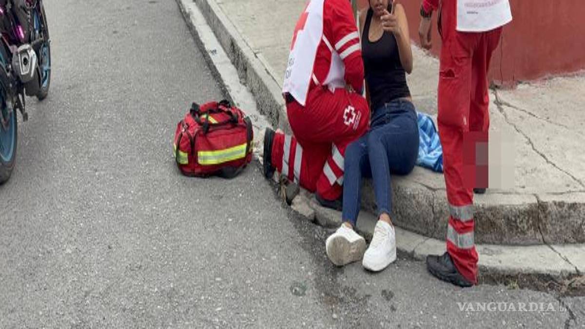 $!La joven que viajaba como acompañante en la motocicleta recibió atención de paramédicos de la Cruz Roja.