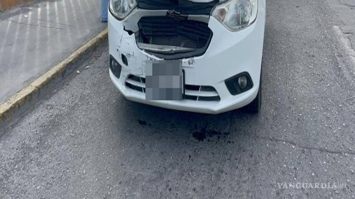 $!Saltillo: no respeta luz roja y provoca choque en cadena en periférico LEA