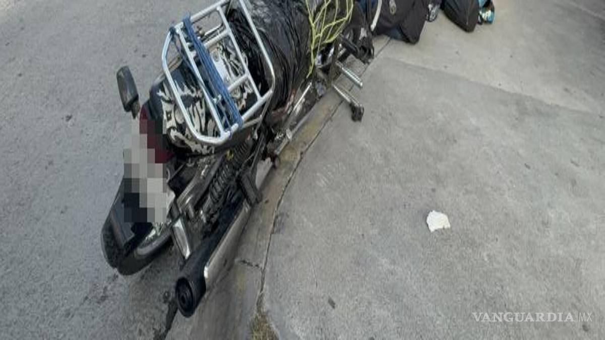 $!Dos personas resultaron lesionadas luego de que la motocicleta en la que viajaban fuera impactada por un vehículo en Villas de la Angostura.