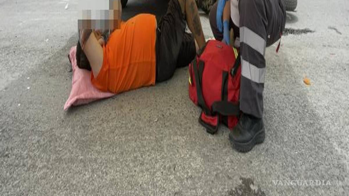 $!Paramédicos de la Cruz Roja brindaron atención de emergencia al conductor de la motocicleta, quien presentaba lesiones de consideración tras el fuerte impacto contra un automóvil.