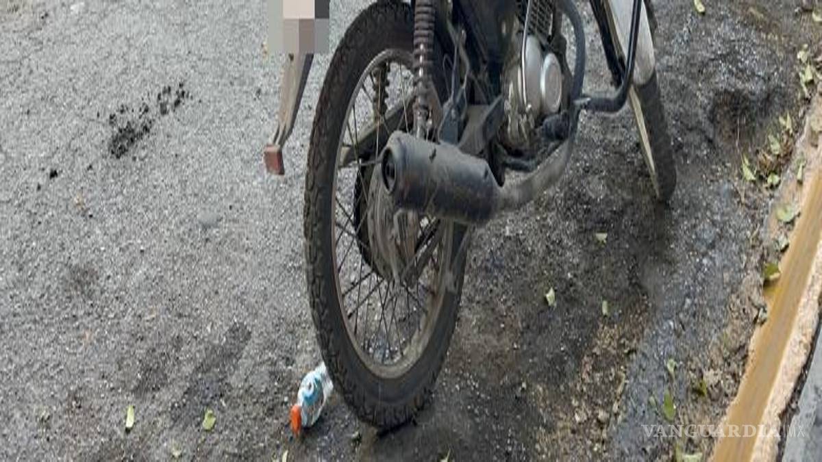 $!La unidad, fue asegurada por oficiales tras permanecer tirada sobre el pavimento, lo que generó preocupación entre automovilistas y peatones que circulaban por el sector.