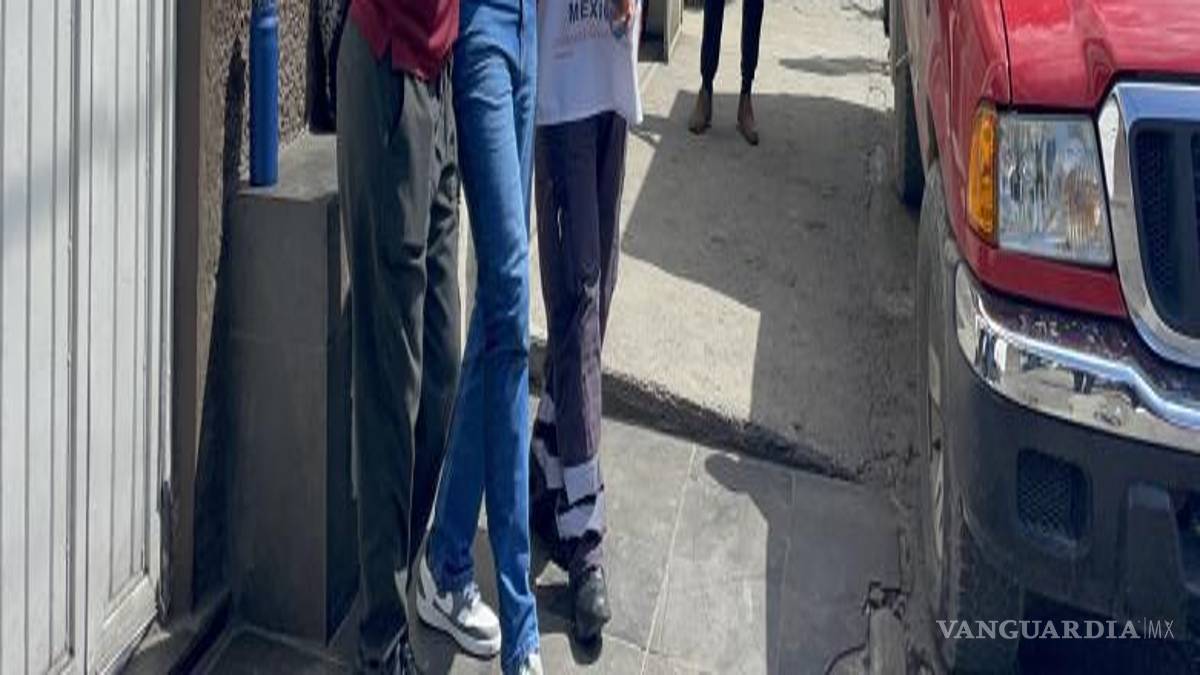 $!Paramédicos de la Cruz Roja acudieron al lugar para brindar atención al joven lesionado, quien posteriormente fue trasladado a un hospital para su valoración médica.