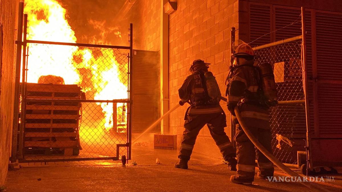 $!Bomberos sofocaron el incendio que consumió parte de una tienda en Bellavista.
