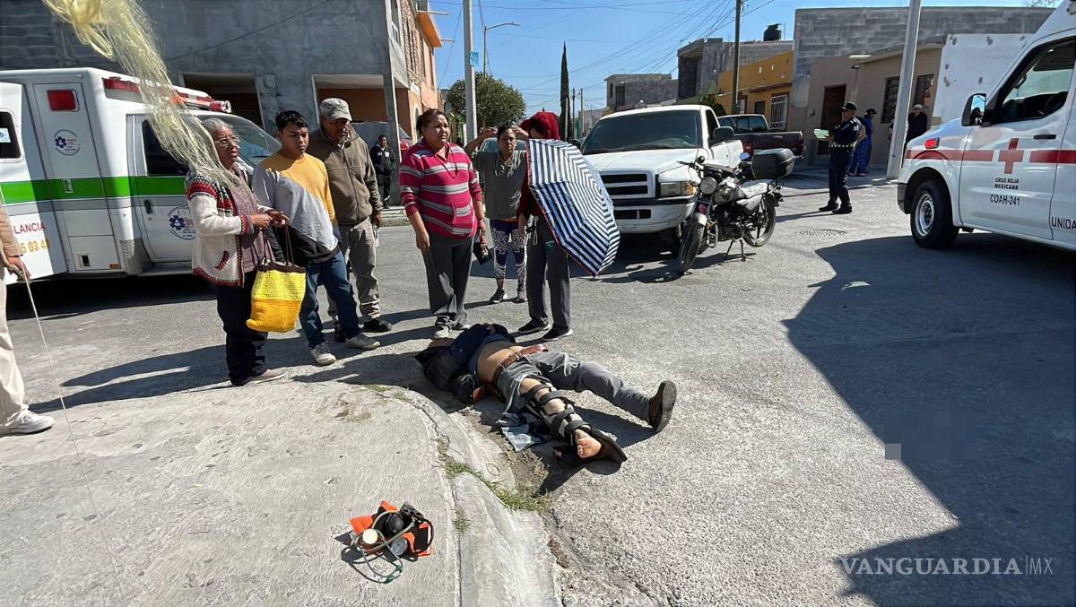 $!El motociclista quedó tendido sobre el pavimento tras ser impactado por una camioneta en el cruce de Yuca y Huizache.