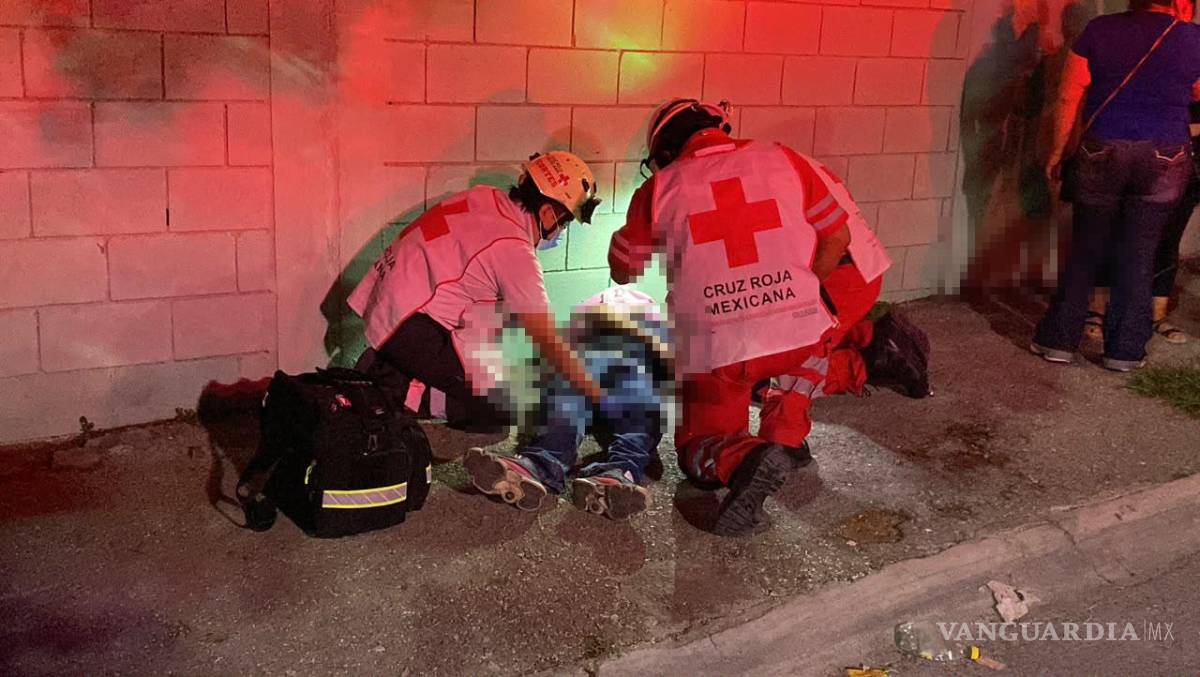 $!Vecinos del sector solicitaron apoyo a través del sistema de emergencias 911 tras observar al joven tendido sobre el pavimento después del aparatoso percance.