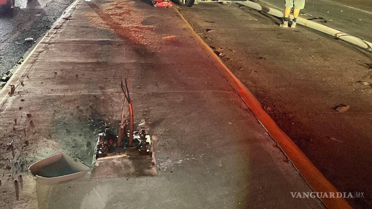 $!Horas después del accidente, familiares del presunto responsable se presentaron en el lugar para dialogar con las autoridades y hacerse cargo de los daños ocasionados al patrimonio municipal.