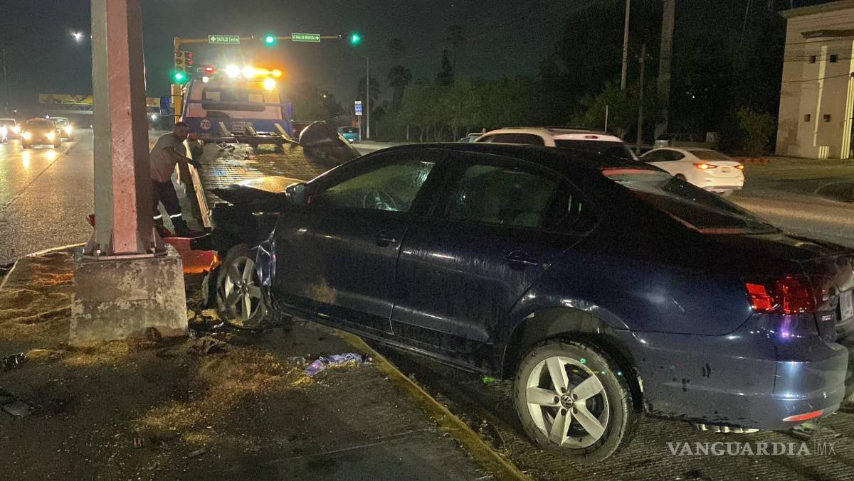 $!De acuerdo con los primeros reportes, el conductor habría perdido el control del volante cuando circulaba presuntamente a exceso de velocidad, provocando que derribara por completo la estructura metálica.