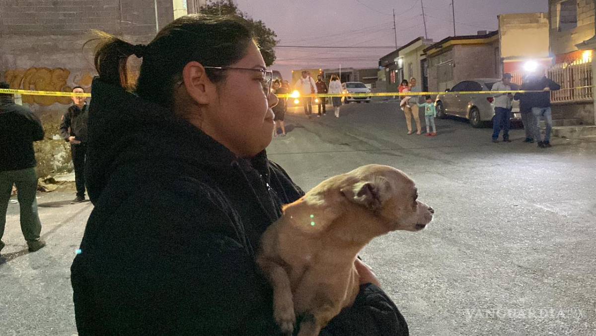$!Bomberos rescataron a perritos atrapados en incendio al interior de un domicilio en Saltillo.