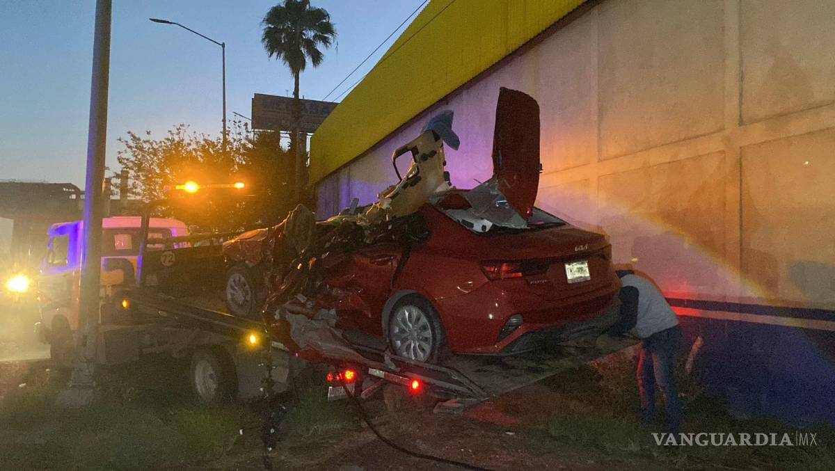 $!Choque frontal contra tráiler deja una persona sin vida tras invadir carril contrario, en Ramos Arizpe