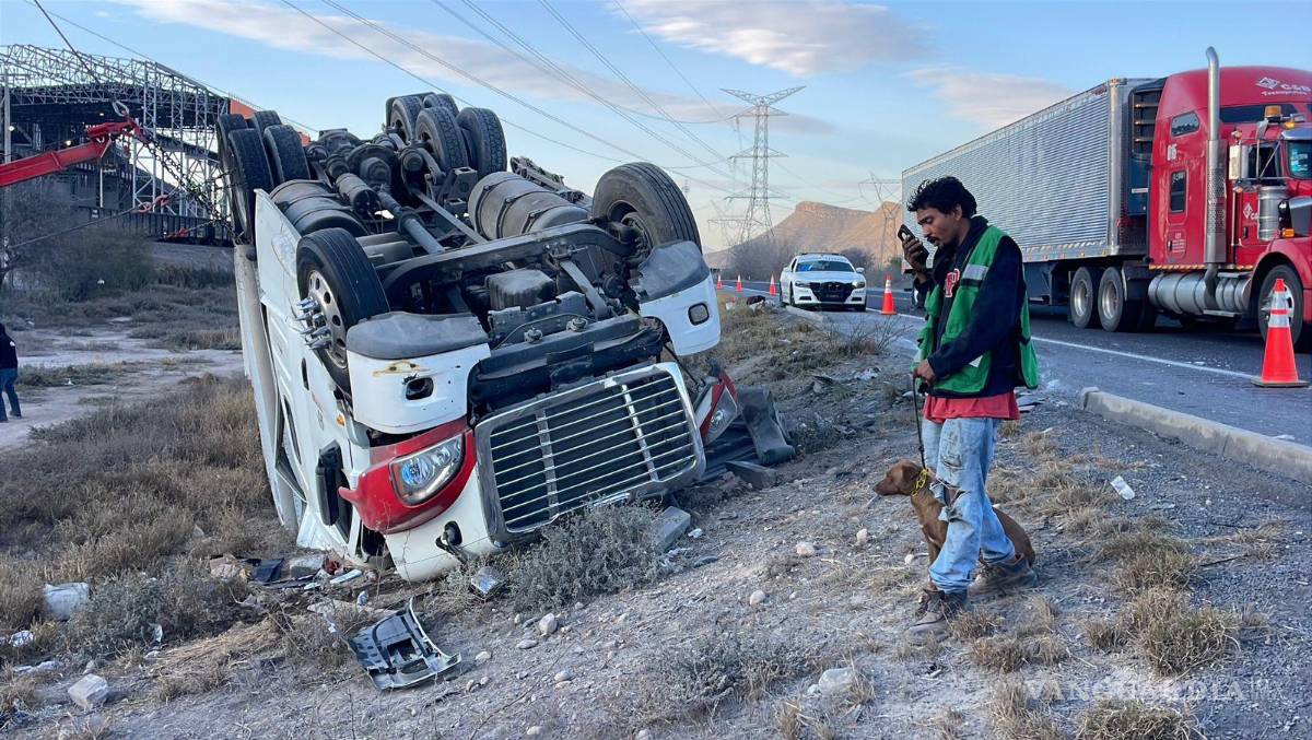 $!Grúas trabajaron para levantar el tráiler siniestrado y liberar la vialidad.