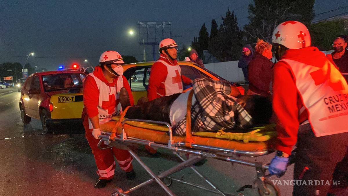 $!Paramédicos de la Cruz Roja acudieron al lugar de los hechos para la valoración de los involucrados.