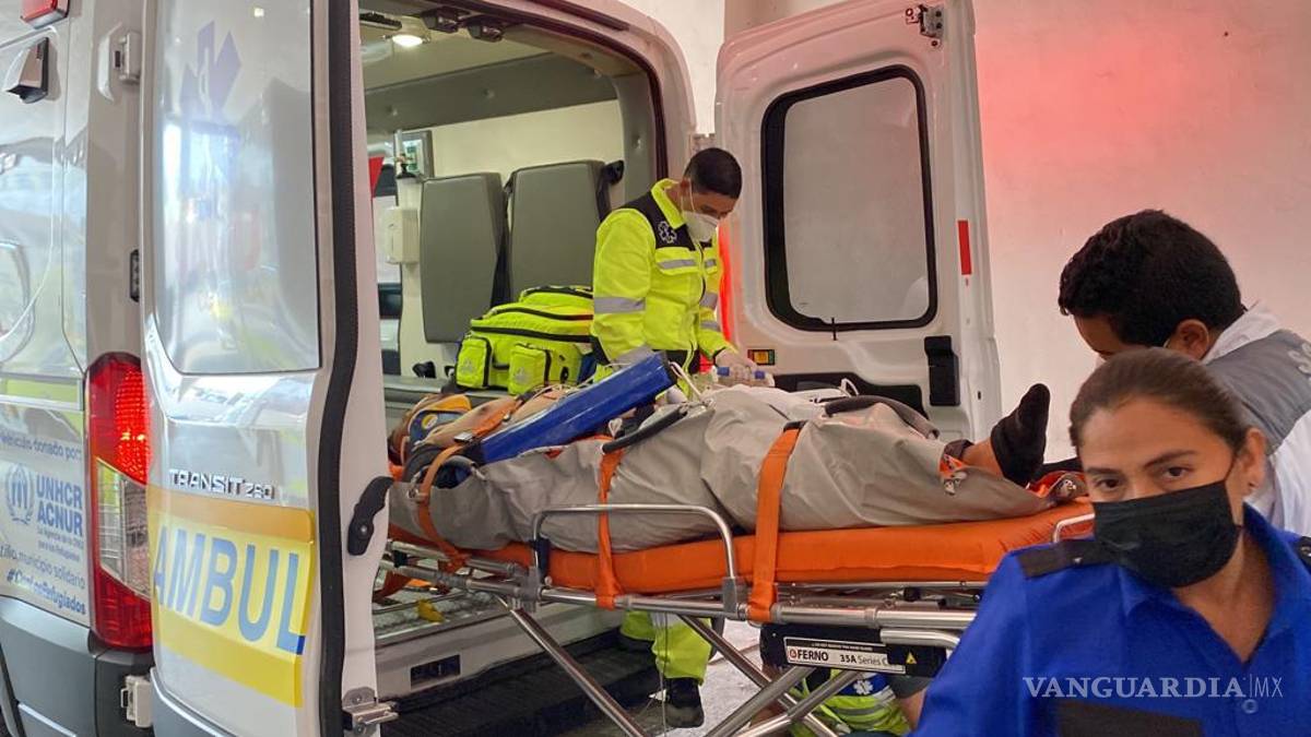 Familia de Oklahoma sufre volcadura en carretera Saltillo-Torreón; fallece joven de 18 años