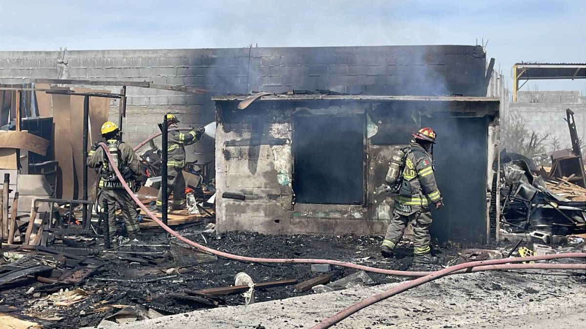 Rescatan a perro de incendio de un tejabán, en Saltillo