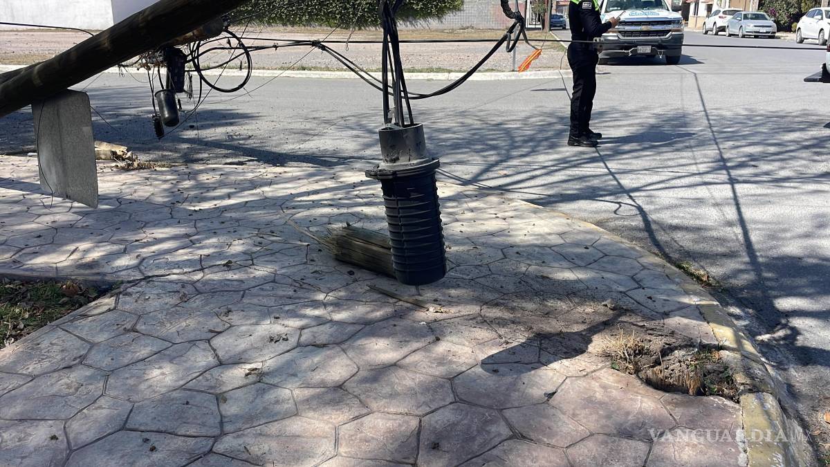 Pierde septuagenario el control y derriba dos postes en plaza pública de Saltillo