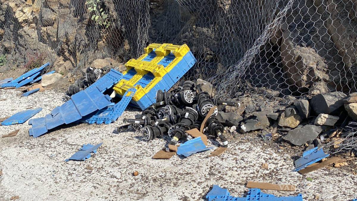 Volcadura de tráiler provoca cierre de carretera Los Chorros