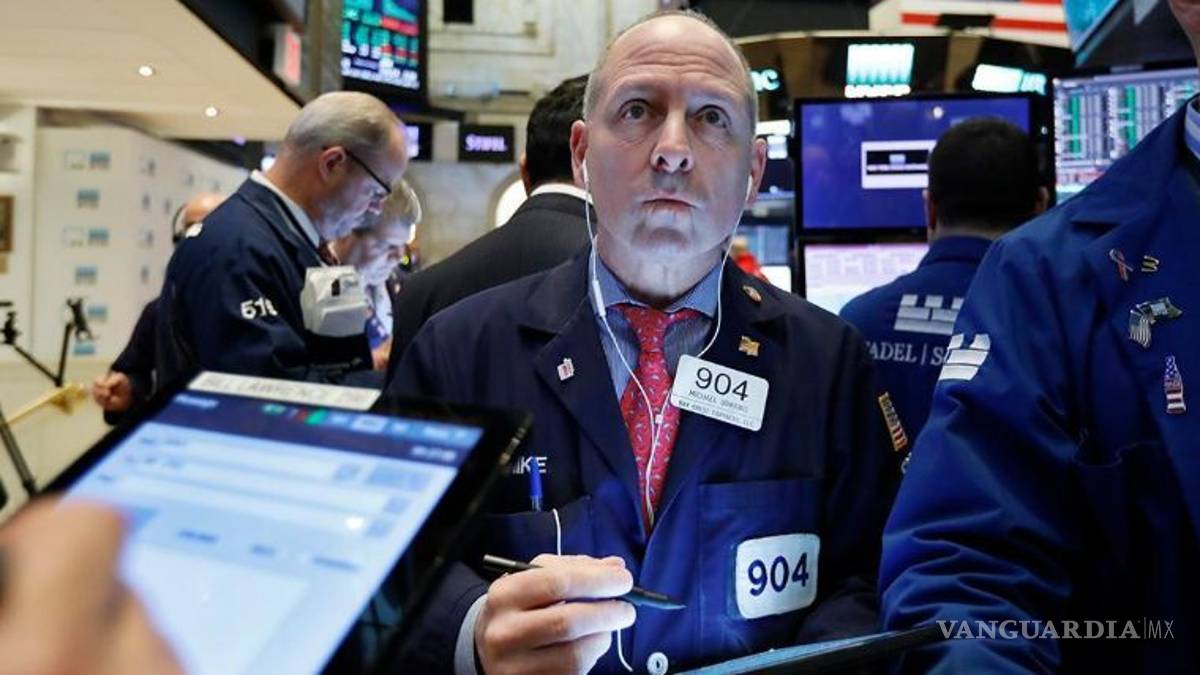 Wall Street cae arrastrado por acciones tecnológicas; Tesla se desploma 14.7%