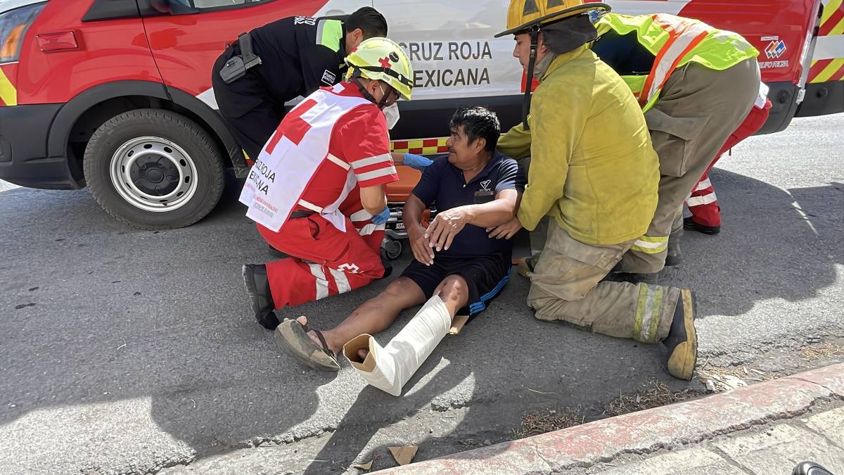 Derrapa sexagenario en moto y termina fracturado, en Saltillo
