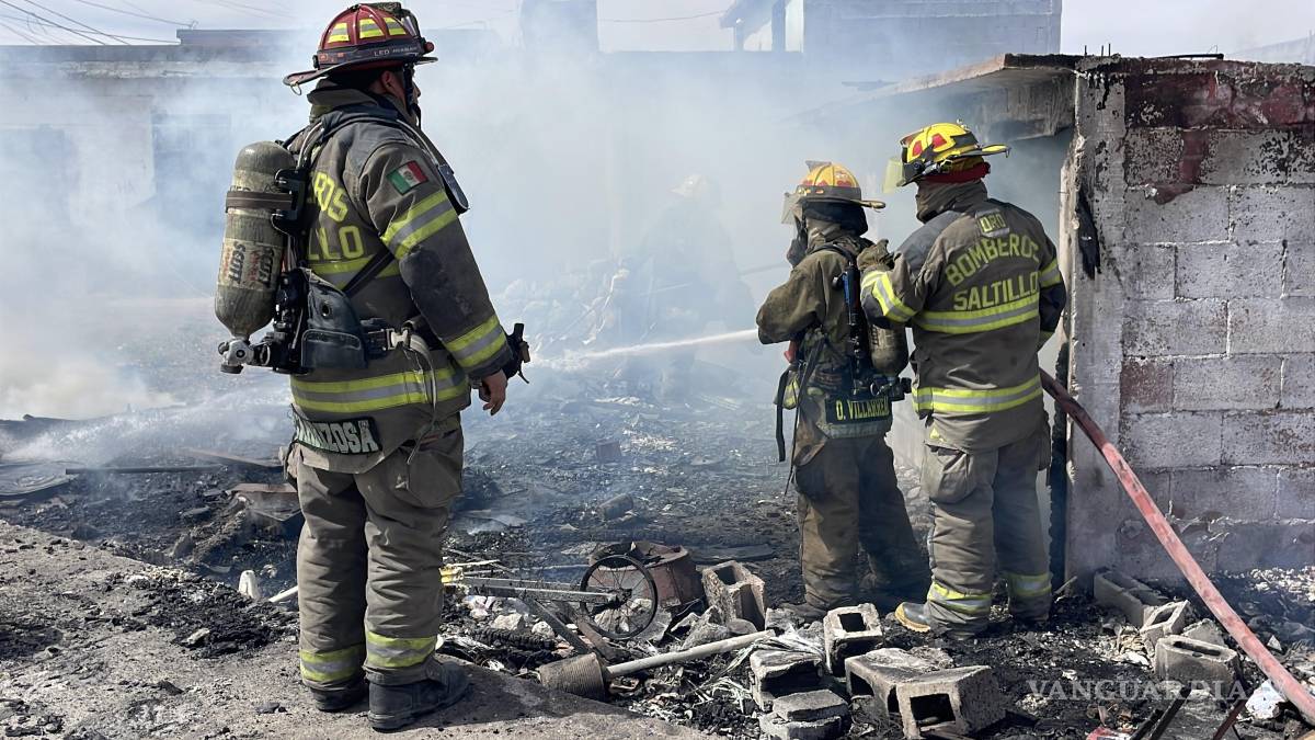 Rescatan a perro de incendio de un tejabán, en Saltillo