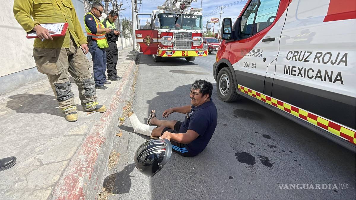 Derrapa sexagenario en moto y termina fracturado, en Saltillo