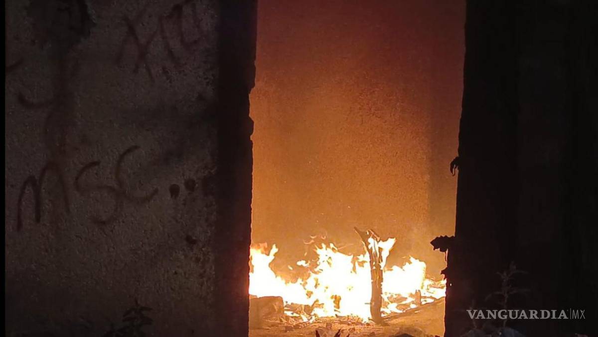 $!Bomberos y Protección Civil acudieron durante la madrugada a la colonia Independencia para sofoc