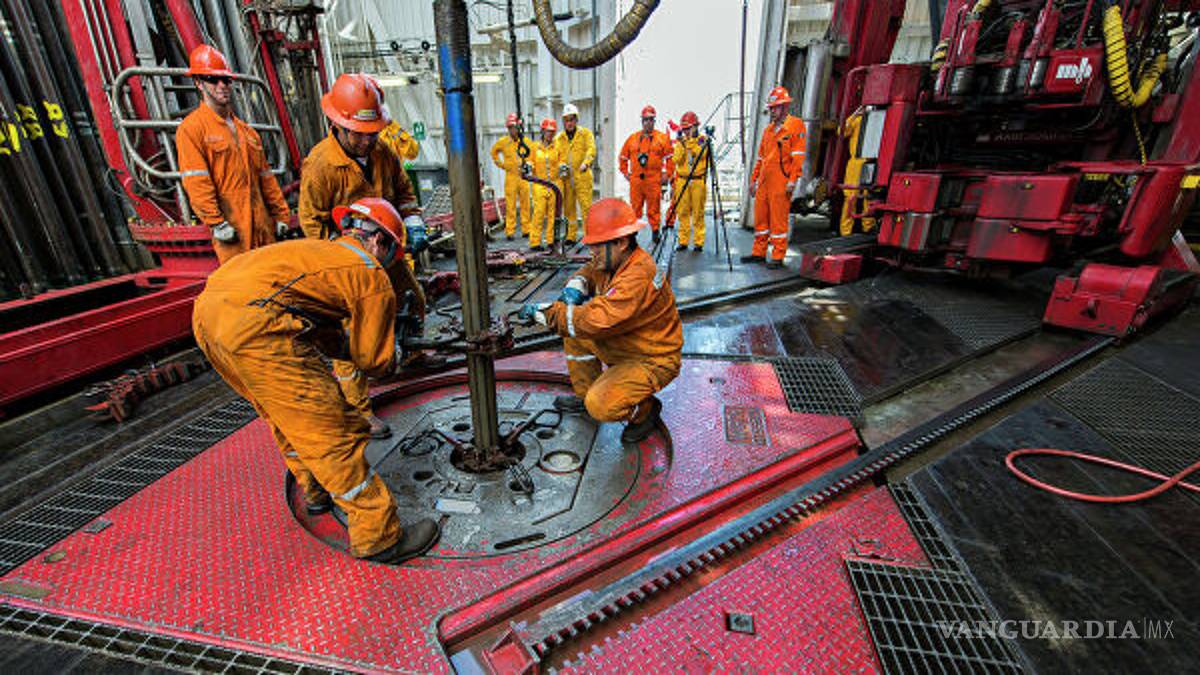 Repunte del crudo beneficia al fisco, pero presiona a consumidores