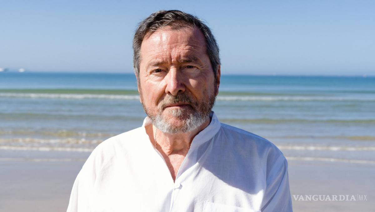 $!J.J. Benítez durante la entrevista con EFE en Barbate, Cádiz (España).