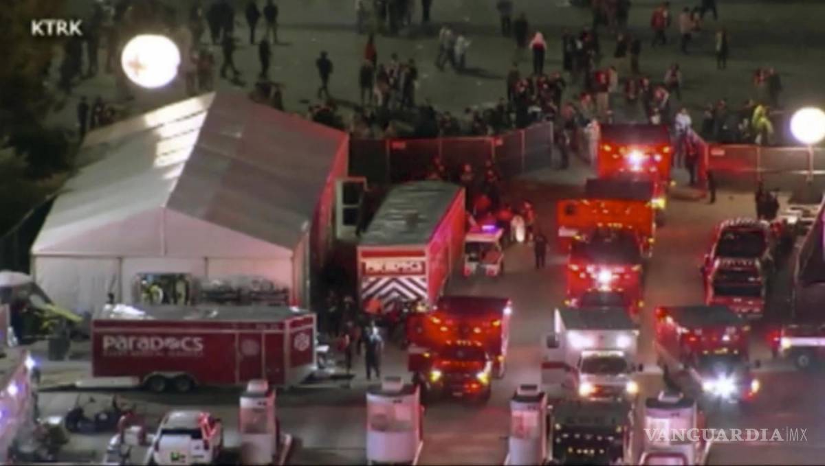 $![Personal de emergencias acude al festival musical Astroworld en Houston, 5 de noviembre de 2021]