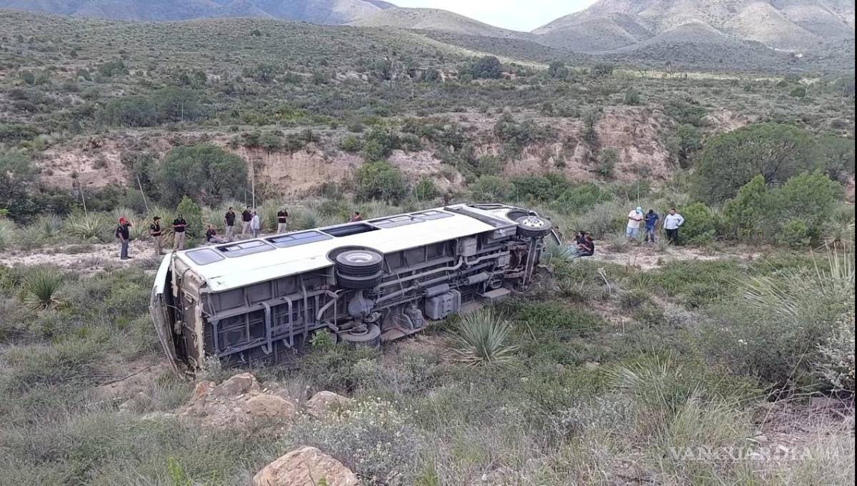 $!El conductor de la unidad quedó a disposición de las autoridades, que iniciaron las investigaciones para determinar las causas que originaron el accidente sobre la carretera General Cepeda-Parras.