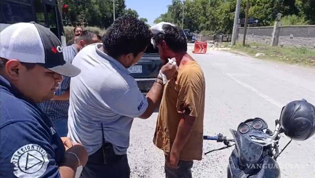 $!El motociclista resultó lesionado tras impactarse contra la parte trasera de una camioneta en la Calzada del Márquez; fue trasladado por paramédicos de la Cruz Roja.