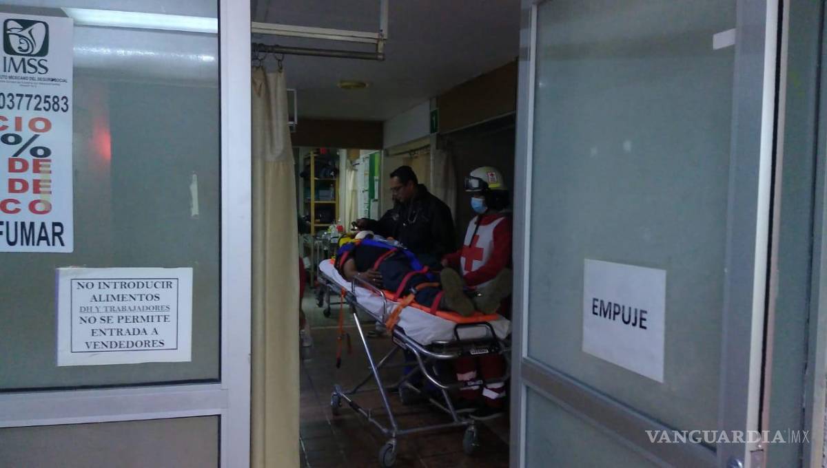 $!El lesionado fue trasladado a la clínica 16 del IMSS en Parras de la Fuente para recibir atención médica especializada.