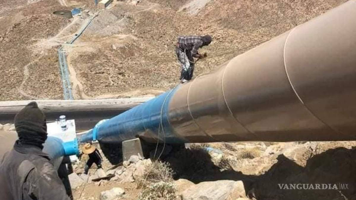 A petición de AMLO, pintan acueducto en Baja California porque parecía azul del PAN