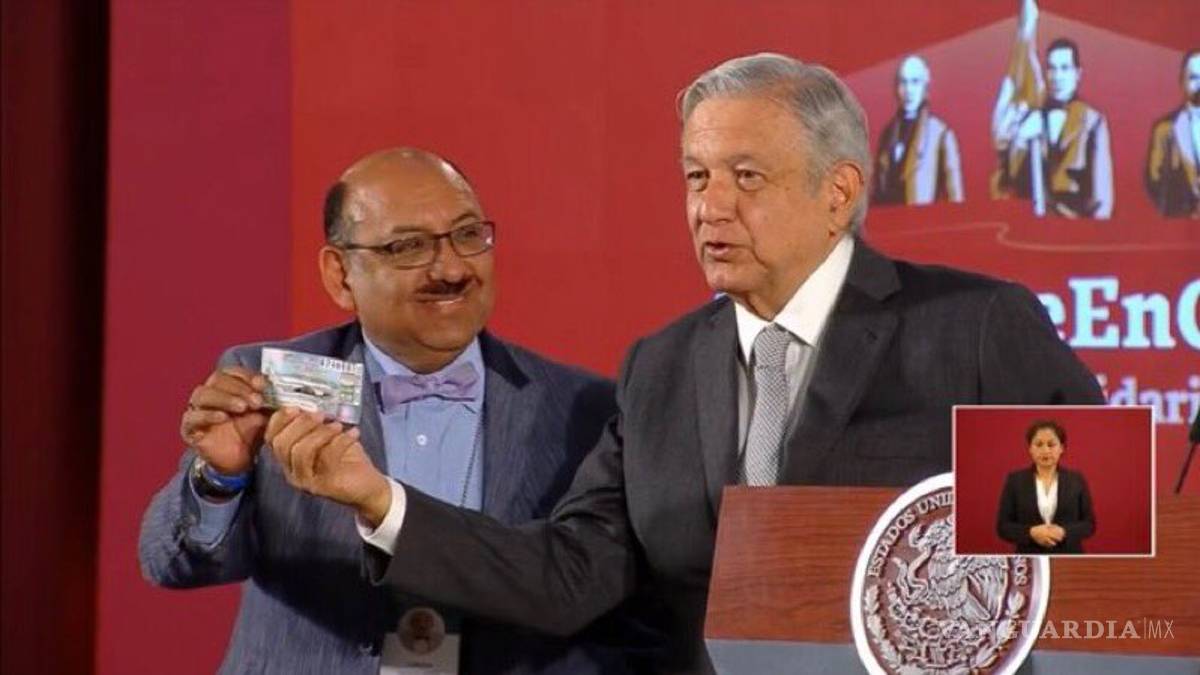'Lord Molécula' roba cámara a AMLO; donará su boleto para rifa del avión presidencial