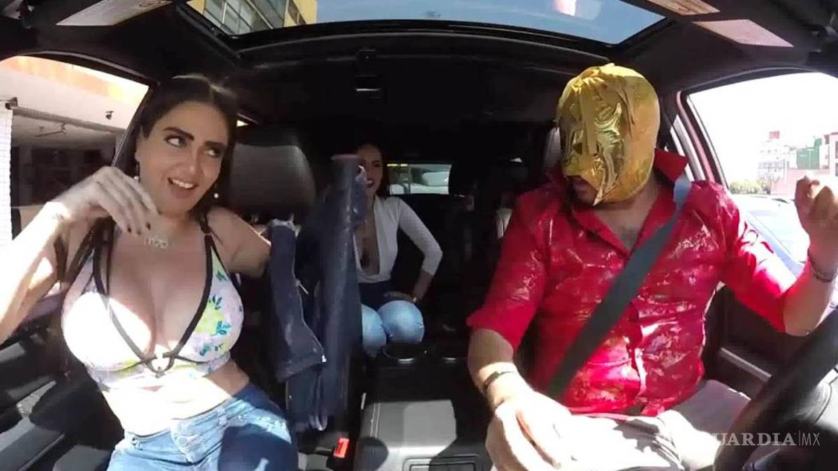 Celia Lora se quita el brasier en la calle a petición del 'Escorpión Dorado' (Video)