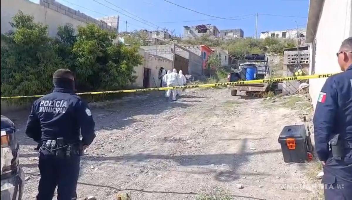$!Elementos de Seguridad Pública acordonaron el inmueble mientras peritos de la Fiscalía General del Estado realizaban el procesamiento de la escena y el levantamiento de indicios.