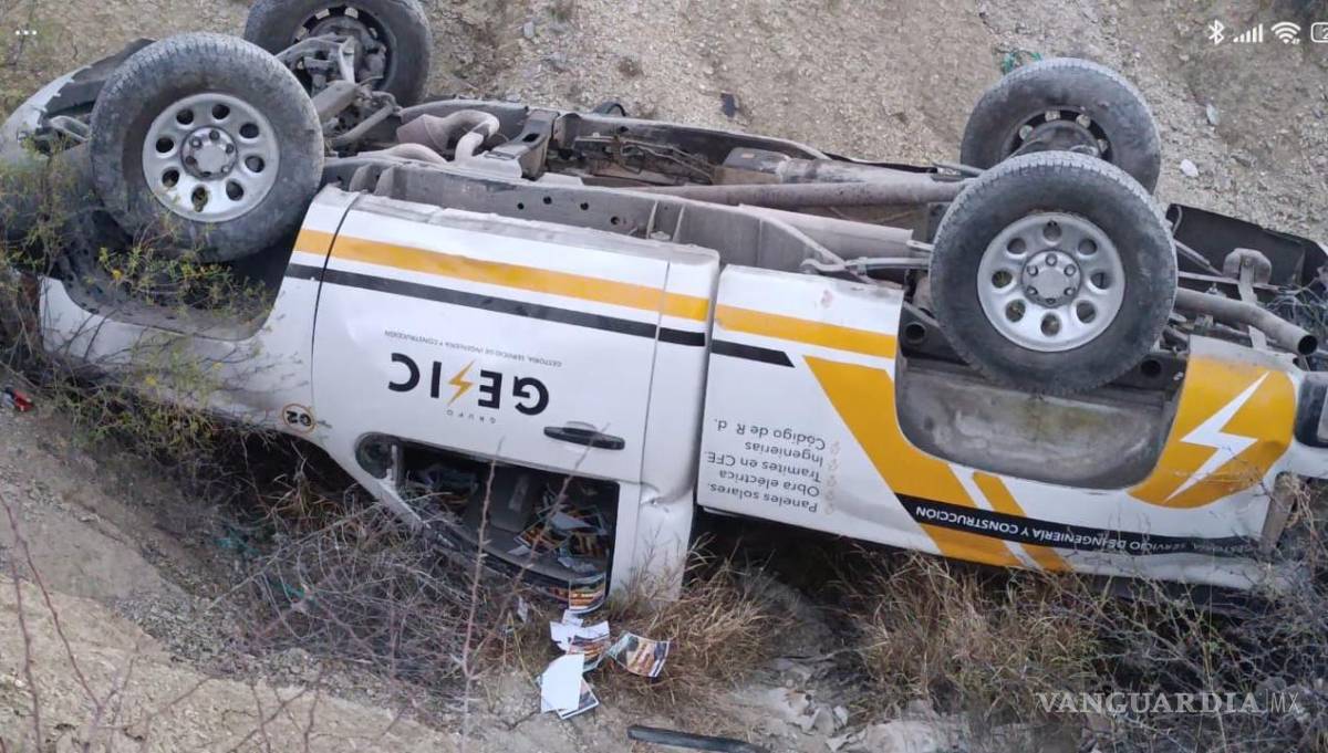 $!La camioneta terminó con las llantas hacia arriba dentro de un arroyo tras salir de la carretera Parras–General Cepeda.